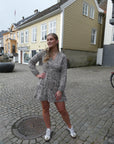 Shinya Dress i grå i bomull, kjole fra MBYM hos Image Mandal
