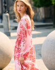 Pollyanasz Dress i poppy shaded flower på modell, kjole fra Saint Tropez hos Image Mandal