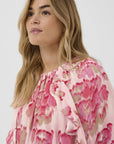 Pollyanasz Blouse i poppy shaded flower bakfra, skjorte fra Saint Tropez hos Image Mandal