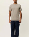 Norregaard Contrast T-shirt i sand nærbilde av detaljer, t-skjorte fra Les Deux hos Image Mandal