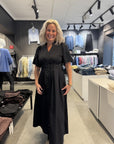 Poppycc Emb Pleat Dress i sort stylet antrekk, kjole fra Co'couture hos Image Mandal