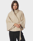 Zanna Cape i beige stylet antrekk, yttertøy fra Neo Noir hos Image Mandal