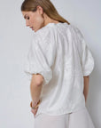 Neacc Ss V-Shirt i hvit sett fra siden, bluse fra Co'couture hos Image Mandal