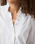 Brielle Solid Blouse i hvit på modell, bluse fra Neo Noir hos Image Mandal