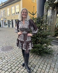 Malfida Paisley Border Dress i dark brown, kjole fra Neo Noir, bilde 9 – Image Mandal