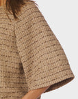 Rosella Boucle Mini Jacket i taupe nærbilde av detaljer, yttertøy fra Neo Noir hos Image Mandal