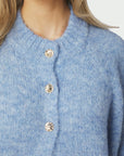 Benuta Fluffy Knit Cardigan i dus blå sett fra siden, cardigan fra Neo Noir hos Image Mandal