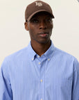 Kent Stripe Poplin Shirt i blå nærbilde av detaljer, skjorte fra Les Deux hos Image Mandal