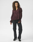 Amara Big Embroidery Blouse i Burgundy, skjorte fra Neo Noir hos Image Mandal