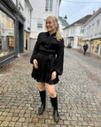 Aliahrv Dress i sort i viskose, kjole fra Ravn Ravn hos Image Mandal
