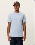 Norregaard Contrast T-shirt i blå sett fra siden, t-skjorte fra Les Deux hos Image Mandal