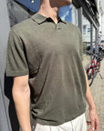 Emmanuel Polo Knit i grønn i bomull, genser fra Les Deux hos Image Mandal