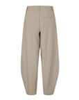Pija M Pant i beige på modell, bukse fra MBYM hos Image Mandal