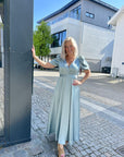 Emmarv dress i stone blå i polyester, kjole fra Ravn Ravn hos Image Mandal