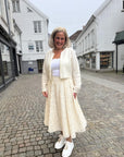 Safron Skirt i cream, skjørt fra Urban Pioneers, detaljbilde – Image Mandal