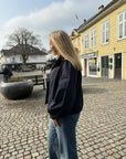 Olinasz Short Jacket i marineblå styling-inspirasjon, yttertøy fra Saint Tropez hos Image Mandal