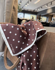 Betty Dots Silkeskjerf sett fra siden, tilbehør fra Pia Tjelta hos Image Mandal