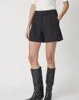 Vola Crop Pleat Shorts i sort i polyester, shorts fra Co'couture hos Image Mandal