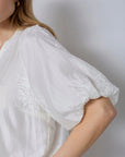Neacc Ss V-Shirt i hvit nærbilde av detaljer, bluse fra Co'couture hos Image Mandal