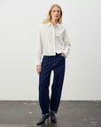 Lupinasz Shirt i hvit sett fra siden, bluse fra Saint Tropez hos Image Mandal
