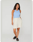 Lerke New Shorts i beige bakfra, shorts fra A-view hos Image Mandal
