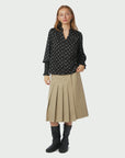 Camisa Dot Blouse i sort på modell, skjorte fra Neo Noir hos Image Mandal