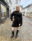 Aliahrv Dress i sort nærbilde av detaljer, kjole fra Ravn Ravn hos Image Mandal