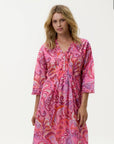 Merida Long Poppy i rosa sett fra siden, kjole fra Oneseason hos Image Mandal