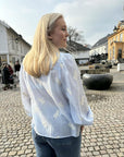 Ameliacc Emb Shirt på modell, skjorte fra Co'couture hos Image Mandal