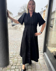 Poppycc Emb Pleat Dress i sort i bomull, kjole fra Co'couture hos Image Mandal