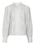 Gilda Embroidery Blouse i hvit på modell, skjorte fra Neo Noir hos Image Mandal