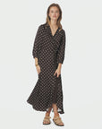Malinga Dot Dress i dark brown, kjole fra Neo Noir, stylet – Image Mandal