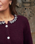 Marie Stone Knit Cardigan i vinrød nærbilde av detaljer, cardigan fra Neo Noir hos Image Mandal