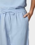 Sonar Linen Pants i blå på modell, bukse fra Neo Noir hos Image Mandal