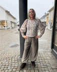 Notiscc Balloon Pant i walnut nærbilde av detaljer, bukse fra Co'couture hos Image Mandal