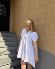 Leontine Dress i White, kjole fra Urban Pioneers hos Image Mandal