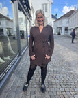 Exa Dress i sort coffe bakfra, kjole fra Urban Pioneers hos Image Mandal