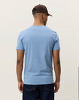 Core Contrast T-Shirt i mørkeblå sett fra siden, t-skjorte fra Les Deux hos Image Mandal