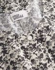Ellen Long Dress i creme sort print sett fra siden, kjole fra Once Untold hos Image Mandal