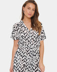 Vega Dress i small monochrome strokes bakfra, kjole fra Saint Tropez hos Image Mandal