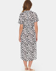 Vega Dress i small monochrome strokes nærbilde av detaljer, kjole fra Saint Tropez hos Image Mandal