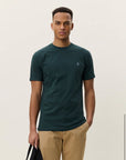 Core Contrast T-Shirt i grønn, t-skjorte fra Les Deux hos Image Mandal