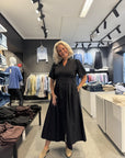 Poppycc Emb Pleat Dress i sort på modell, kjole fra Co'couture hos Image Mandal