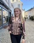 Massima Botanical Border Blouse i Black, skjorte fra Neo Noir hos Image Mandal