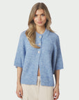 Benuta Fluffy Knit Cardigan i blå stylet antrekk, cardigan fra Neo Noir hos Image Mandal