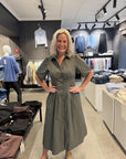 Baia Poplin Dress i army, kjole fra Neo Noir hos Image Mandal