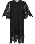 Jiliannasz Dress i sort nærbilde av detaljer, kjole fra Saint Tropez hos Image Mandal