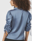 Alvira Drapy Satin Blouse i blå bakfra, bluse fra Neo Noir hos Image Mandal