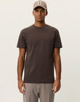 Norregaard Contrast T-shirt i brun sett fra siden, t-skjorte fra Les Deux hos Image Mandal