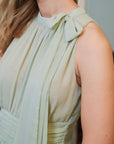 Marli Solid Chiffon Dress i lysegrønn sett fra siden, kjole fra Neo Noir hos Image Mandal